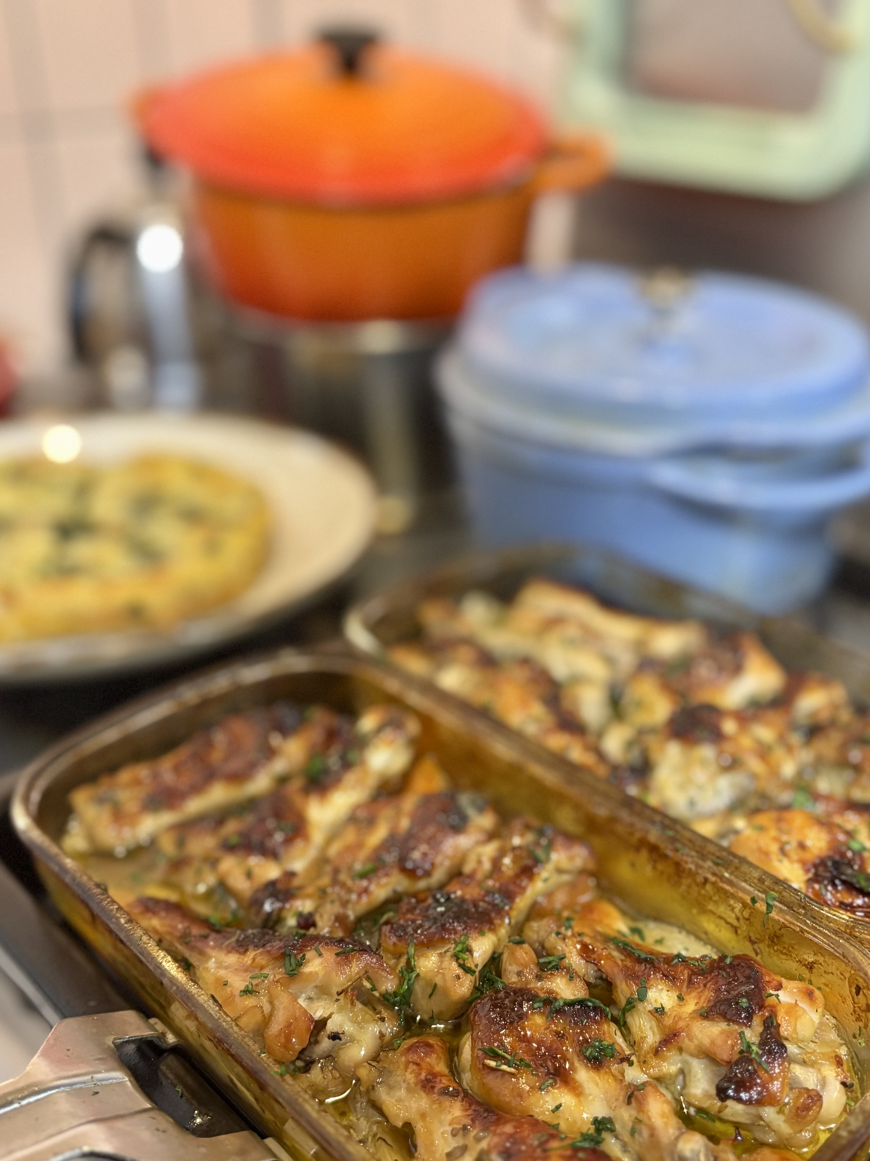 庭のローズマリー香るローストチキン