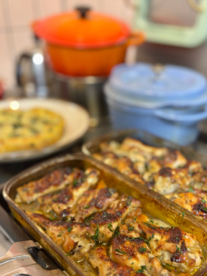 庭のローズマリー香るローストチキン